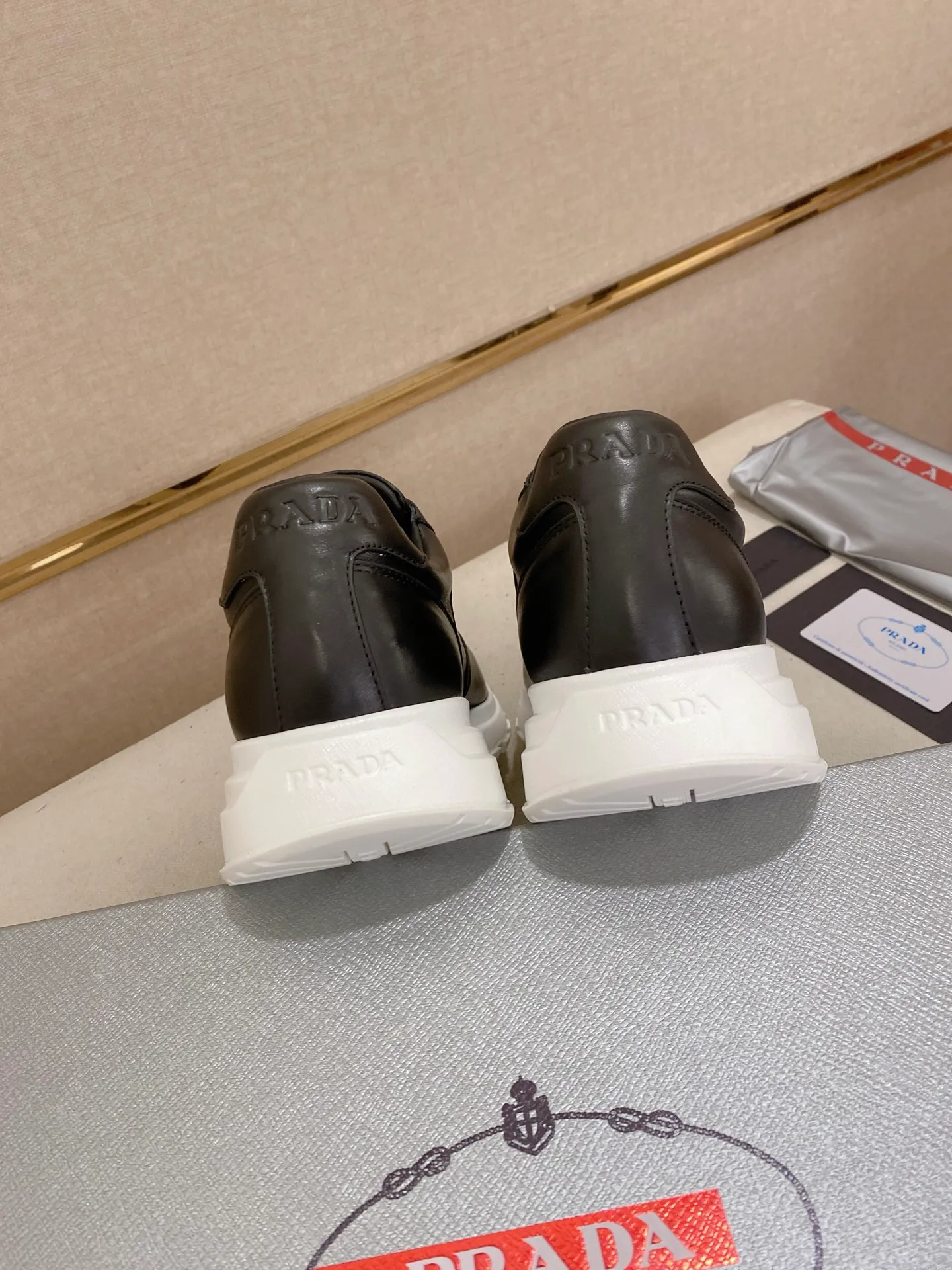 Men's shoes 💰 580💰 ✔️✔️✔️High-quality new PRADA counters are launched at the same time. The new men's shoes and 😘fabrics are selected from imported first-layer cowhide and are made by pure handcrafts. Lining: Full cowhide lining. 👍🏿 High-end ☄️ air-cushion molded anti-slip rubber outsole, exquisite lines, simple and elegant, comfortable and high-end for leisure travel. Code number: 38 to 44 (45 can be customized and cannot be returned or exchanged)